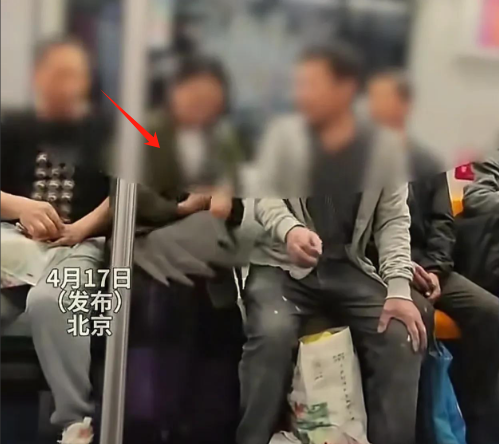 北京地铁唾骂农平易近
工后续，赵某身份被扒，曾是年夜
领导，果然不简单