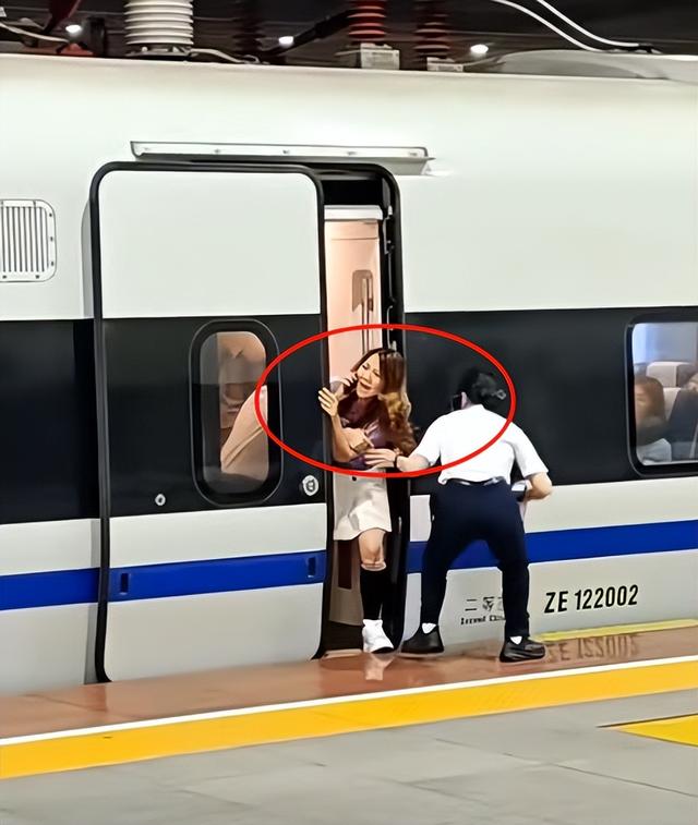 后续来了！高铁拦门事件转达细节，女子身份被扒，处罚效果引争议