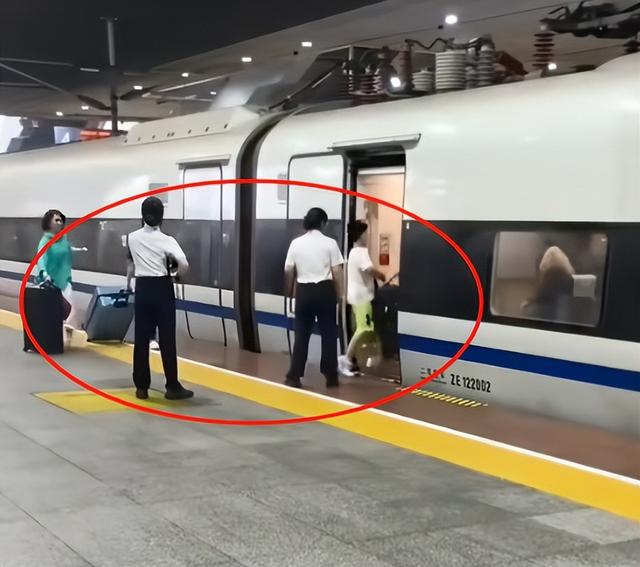 后续来了！高铁拦门事件转达细节，女子身份被扒，处罚效果引争议