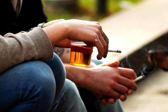 男人老不老，看看下半身？假如有这4个变化，或阐明离朽迈不远了