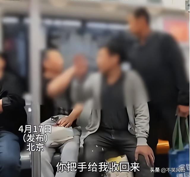 北京大爷辱骂农平易近
工后续，警方参与，大爷身份被扒，被骂家属发声