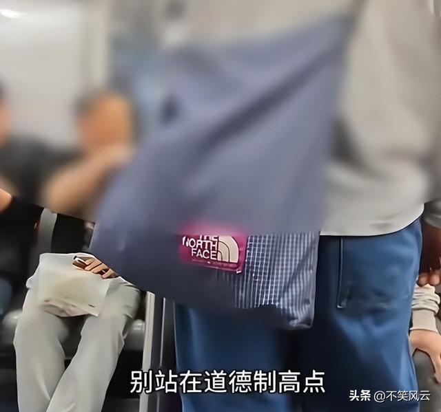 北京大爷辱骂农平易近
工后续，警方参与，大爷身份被扒，被骂家属发声