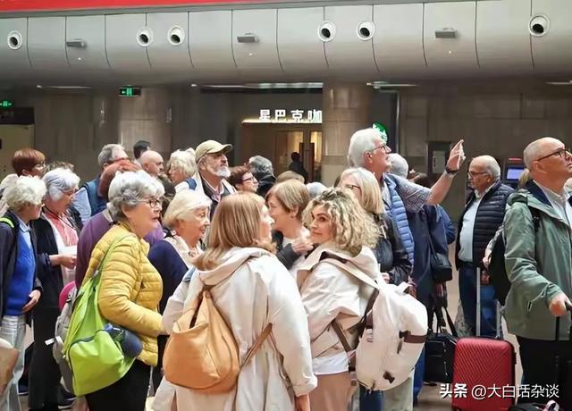 大批
美国游客涌入中国，打着采购的幌子，真实目标竟是让美国难过
