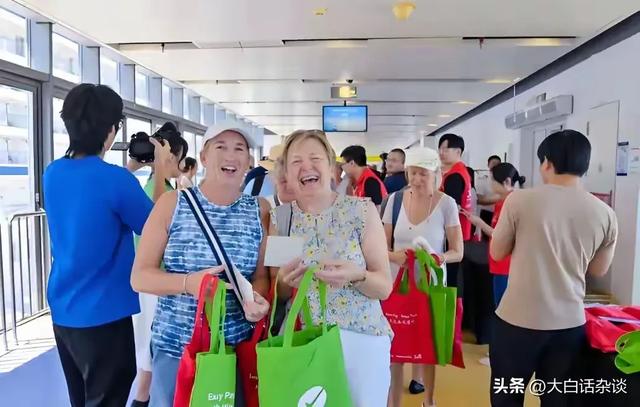 大批
美国游客涌入中国，打着采购的幌子，真实目标竟是让美国难过