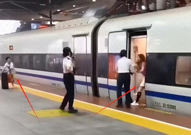 女子伸腿拦高铁后续：扒门女子身份曝光，处置处罚结果来了，平易近
怨沸腾