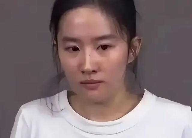 刘亦菲素颜出镜，与路人无差别，网友：这才是真实状态
