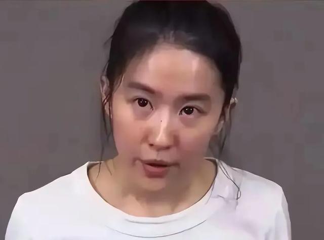 刘亦菲素颜出镜，与路人无差别，网友：这才是真实状态

