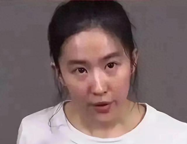 刘亦菲素颜出镜，与路人无差别，网友：这才是真实状态
