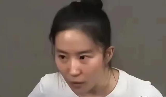 刘亦菲素颜出镜，与路人无差别，网友：这才是真实状态
