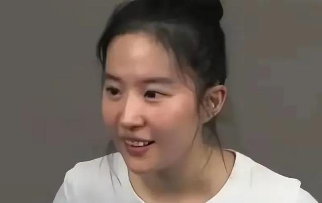 刘亦菲素颜出镜，与路人无差别，网友：这才是真实状态
