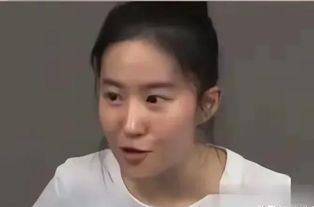 刘亦菲素颜出镜，与路人无差别，网友：这才是真实状态
