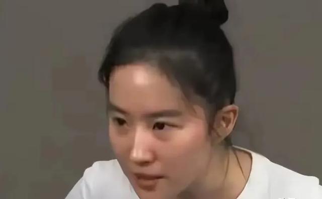 刘亦菲素颜出镜，与路人无差别，网友：这才是真实状态
