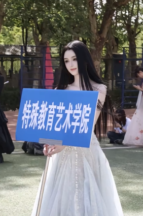 “美得不真实！”西安一女年夜
弟子因长相太美被质疑，校友：她是聋哑人，对同砚们都很好