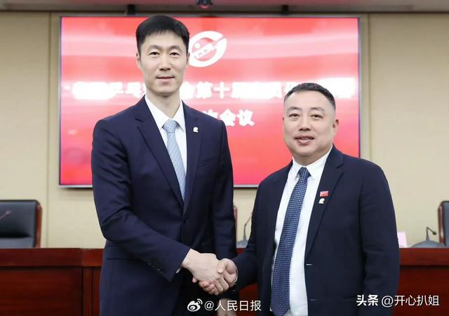 乒协代表大年夜

会，马龙站最左边角落，王励勤在中间C位，刘国梁消散踪


