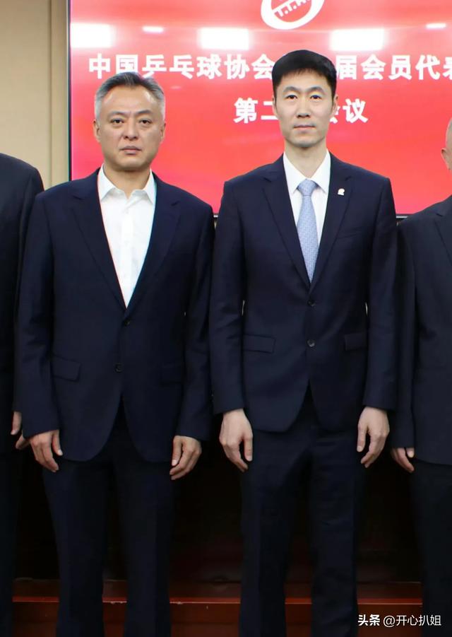 乒协代表大年夜

会，马龙站最左边角落，王励勤在中间C位，刘国梁消散踪



