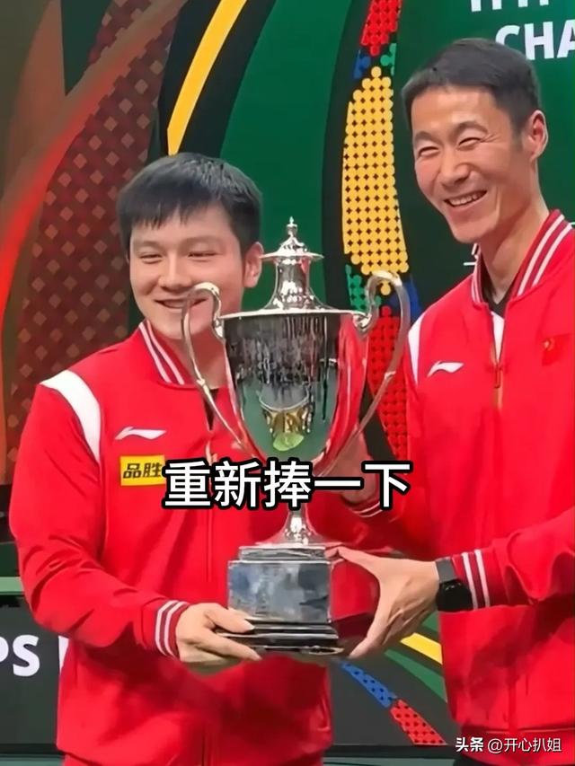 乒协代表大年夜

会，马龙站最左边角落，王励勤在中间C位，刘国梁消散踪



