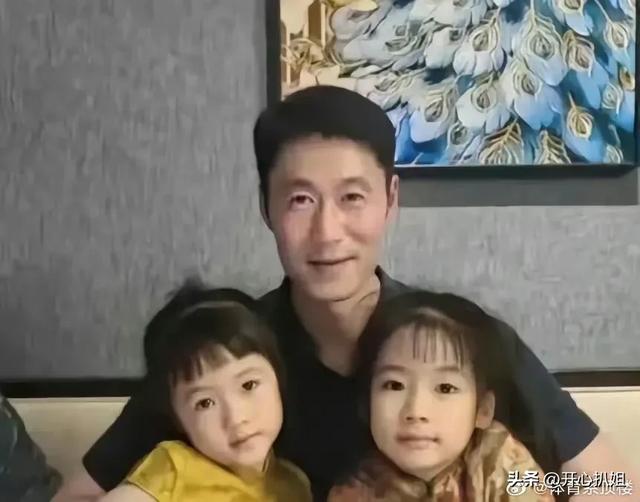 乒协代表大年夜

会，马龙站最左边角落，王励勤在中间C位，刘国梁消散踪



