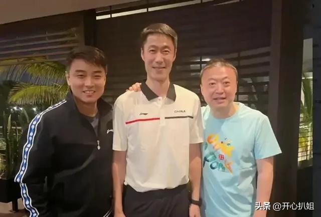 乒协代表大年夜

会，马龙站最左边角落，王励勤在中间C位，刘国梁消散踪


