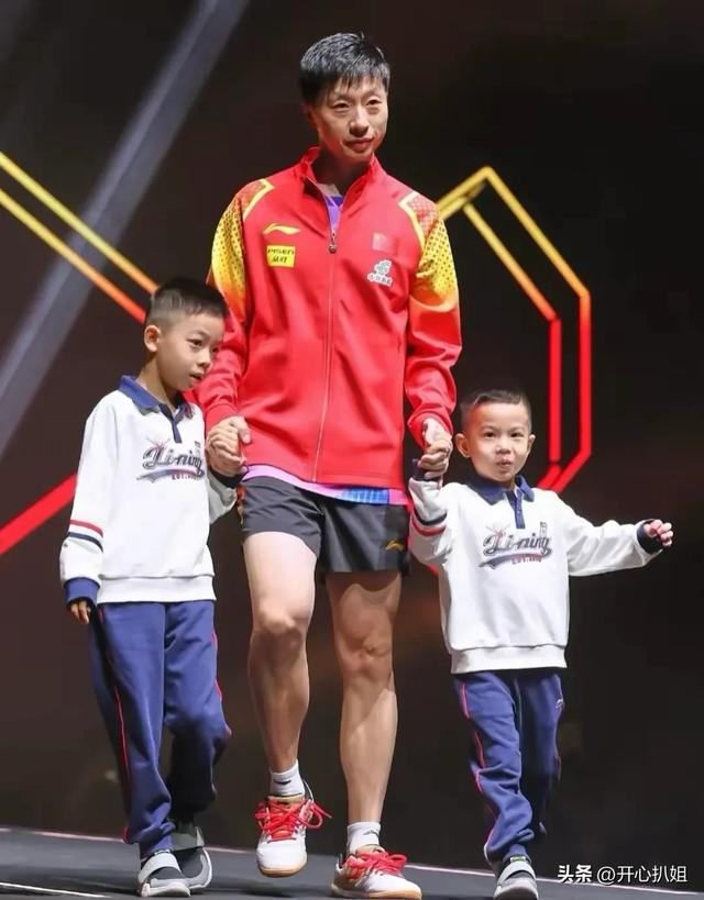 乒协代表大年夜

会，马龙站最左边角落，王励勤在中间C位，刘国梁消散踪



