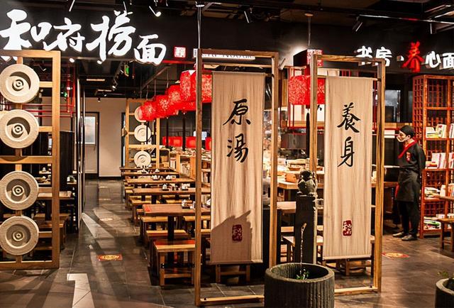 烧光7亿，关店近一半！40元一碗的高端面，年青
人着实咽不下去了