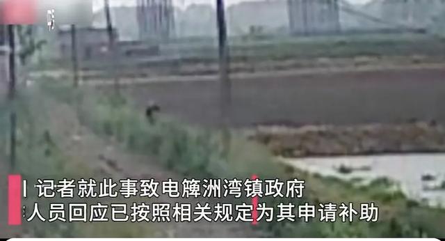 湖北一女子被雷劈逝世
，年仅49岁，监控还原原形
，网友觉得太离谱