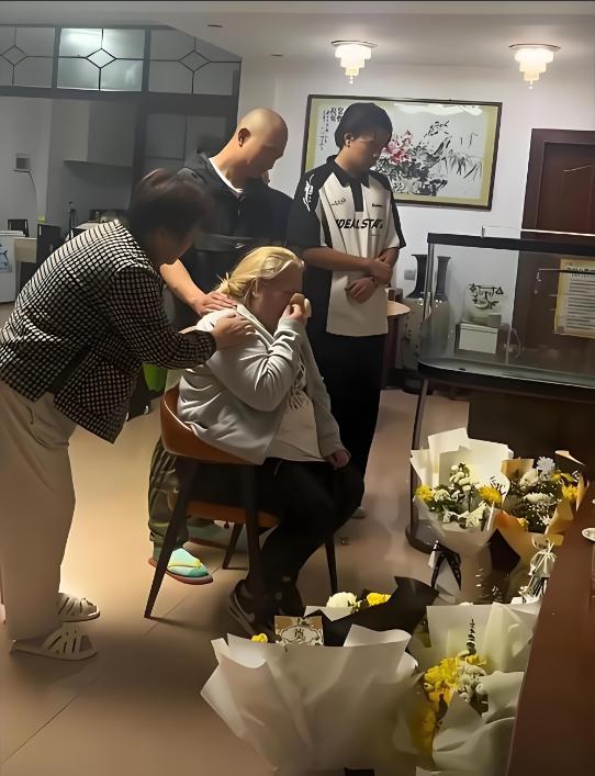 “网红洋媳妇” 杨奇娜去世，怙恃
飞30多小时来华，丈夫下跪道歉