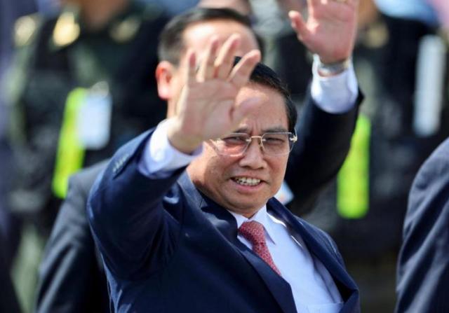 特朗普变本加厉，美国税率提至395%，中方给邻国兜底，退货潮爆发