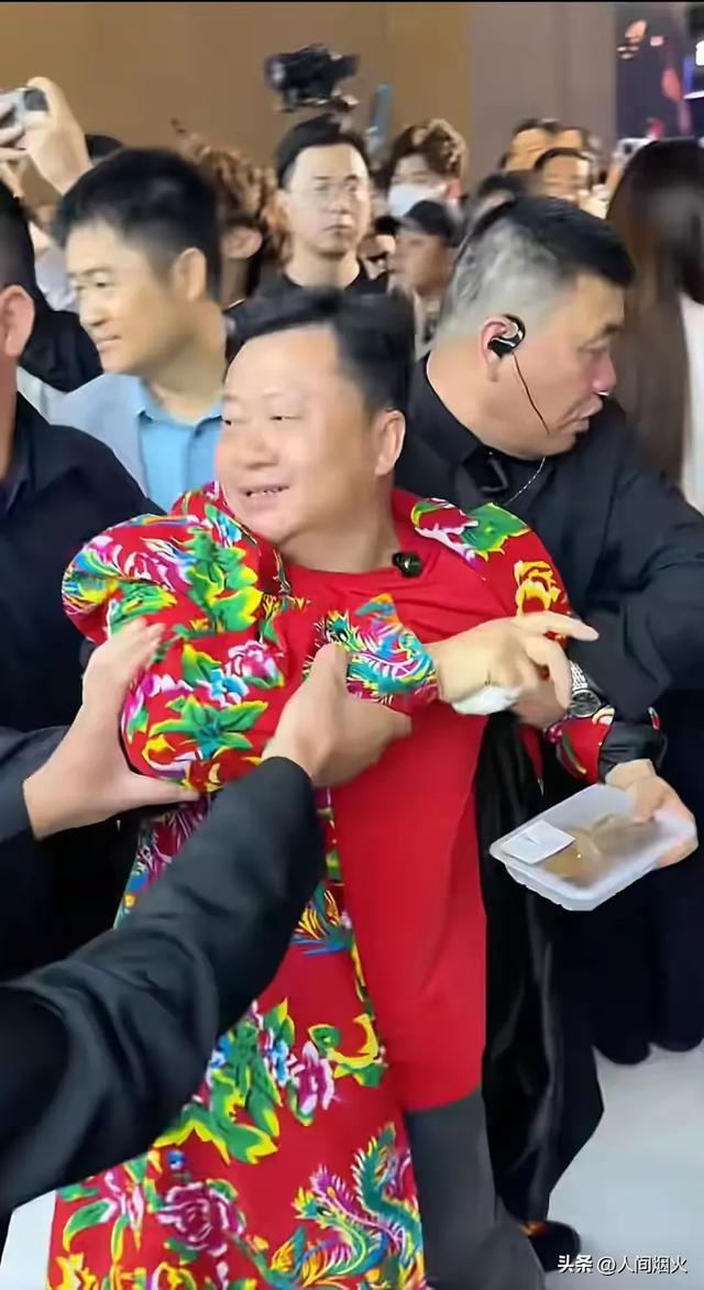 卤鹅哥投喂周鸿祎发作冲突，网友：做事变要分场所，恰到好处！