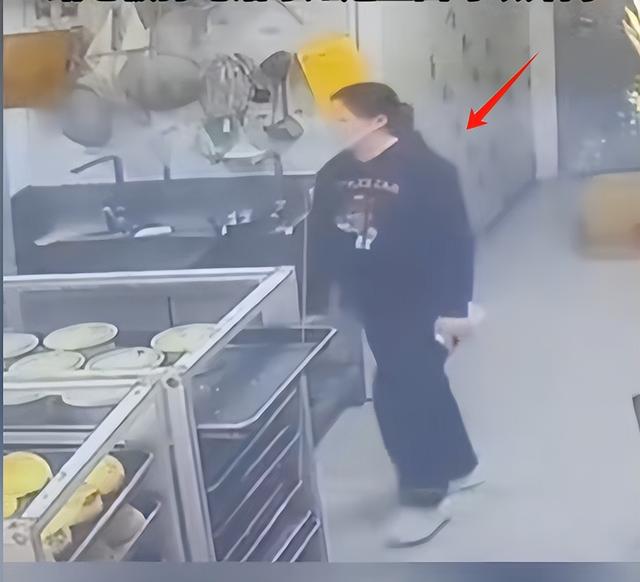女子被男同事关冷库后续：报警后才道歉，男子身份被扒，女子去职