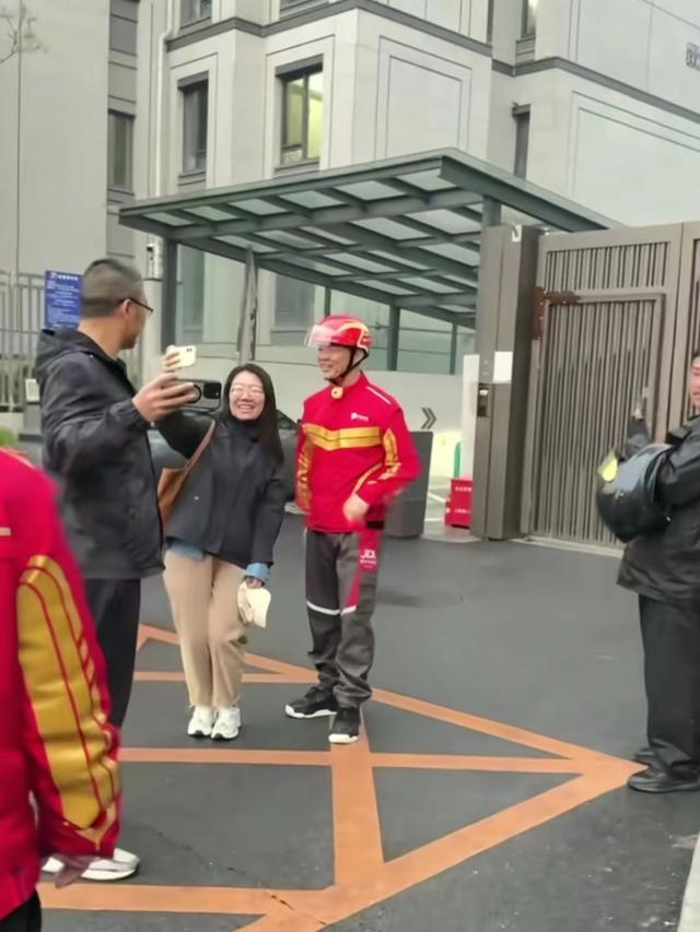 刘强东取外卖被卡餐，一脸茫然成表情包！老板娘过后表现很后悔