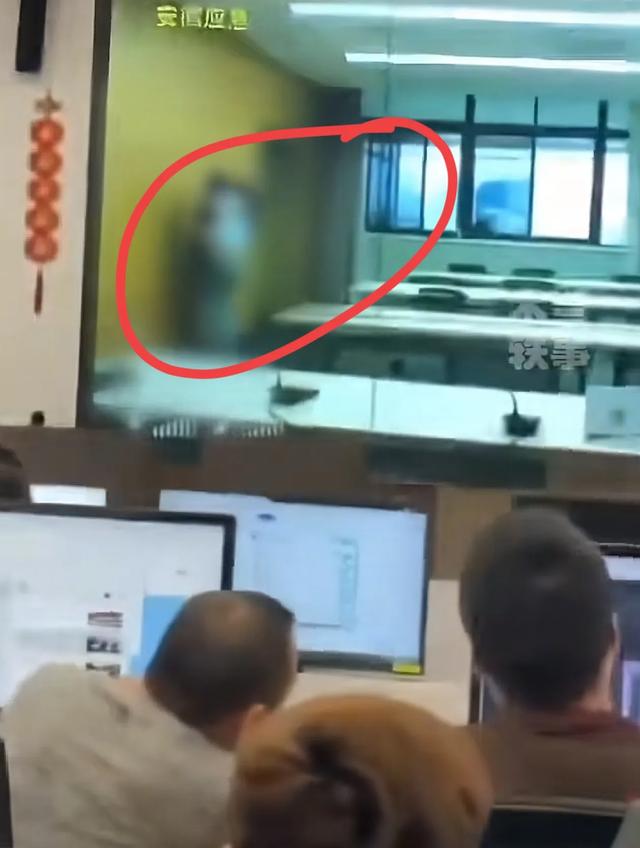 应急指挥
中央大屏现不雅观
视频，两人身份曝光，现场更多细节省出