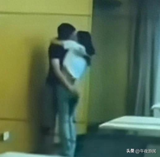 安徽铁塔不雅不雅

视频后续，双方身份疑曝光，已被停职，知情人曝更多