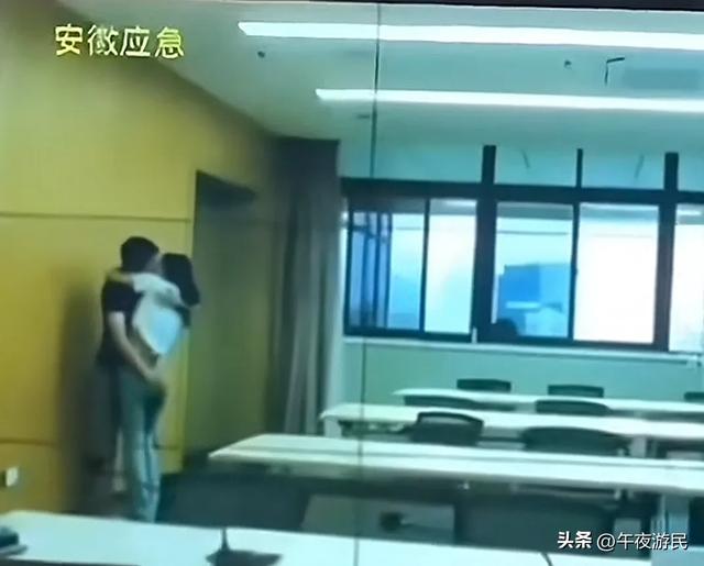 安徽铁塔不雅不雅

视频后续，双方身份疑曝光，已被停职，知情人曝更多