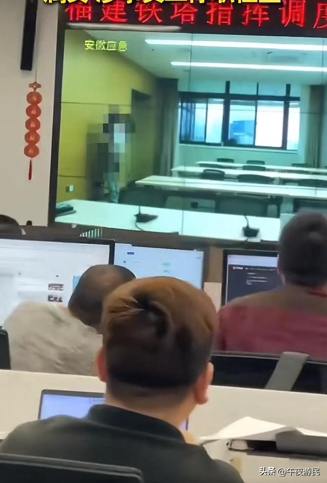 安徽铁塔不雅不雅

视频后续，双方身份疑曝光，已被停职，知情人曝更多