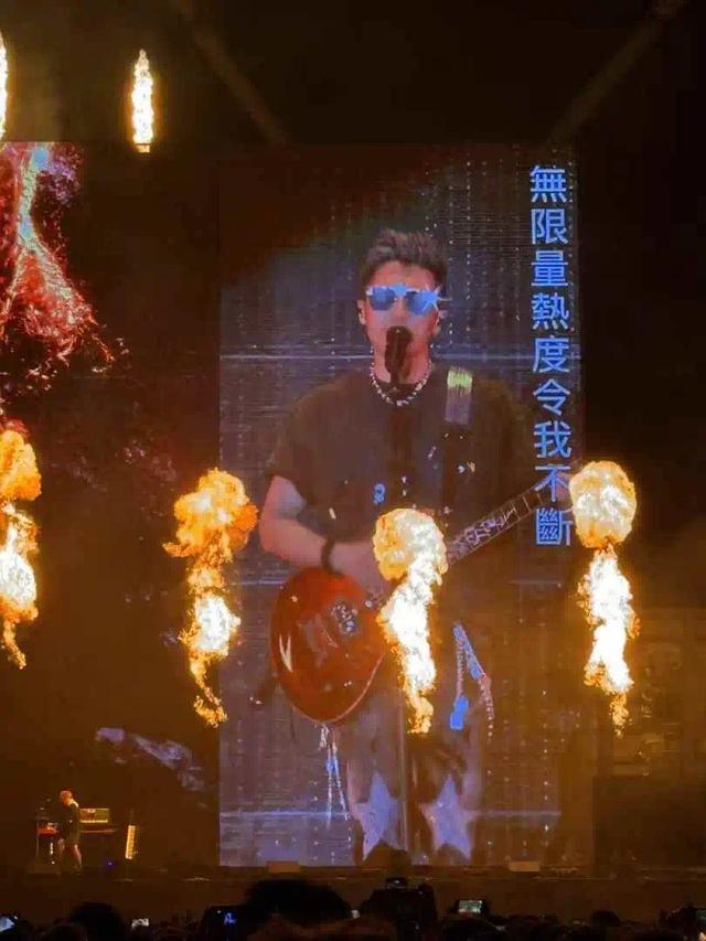 尽管
英皇全员恭维，谢霆锋的演唱会，照旧变成了与王菲的恩爱秀场
