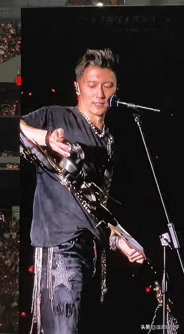 香港这一夜，45岁的谢霆锋，让全部人再会
识到了他的职位