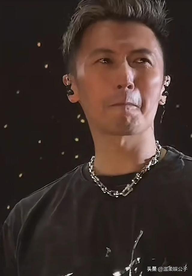 香港这一夜，45岁的谢霆锋，让全部人再会
识到了他的职位