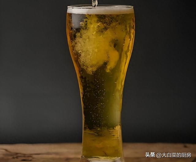 买啤酒时，不管多贵，只要背面有这 3 种字眼，大概
率都是 "水啤"