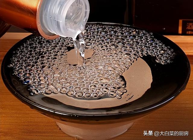 买啤酒时，不管多贵，只要背面有这 3 种字眼，大概
率都是 "水啤"
