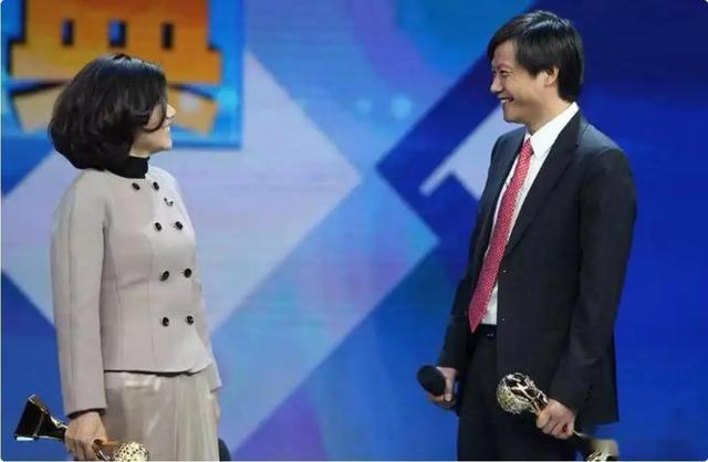 董明珠“间谍
论”持续进级
！官媒点名狠批，胡锡进提醒
违反劳动法