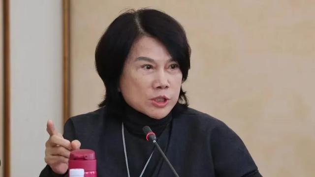 董明珠“间谍
论”持续进级
！官媒点名狠批，胡锡进提醒
违反劳动法