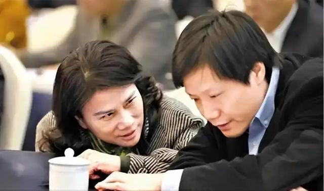 董明珠“间谍
论”持续进级
！官媒点名狠批，胡锡进提醒
违反劳动法