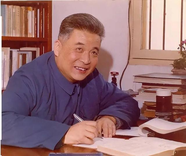 董明珠“间谍
论”持续进级
！官媒点名狠批，胡锡进提醒
违反劳动法