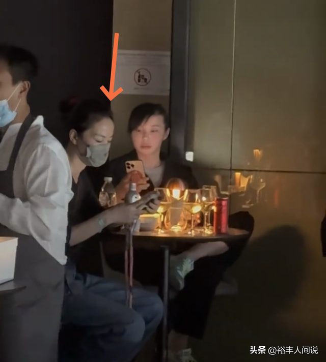 王菲现身谢霆锋演唱会！妆扮素净坐在角落，55岁的年纪看起来像30