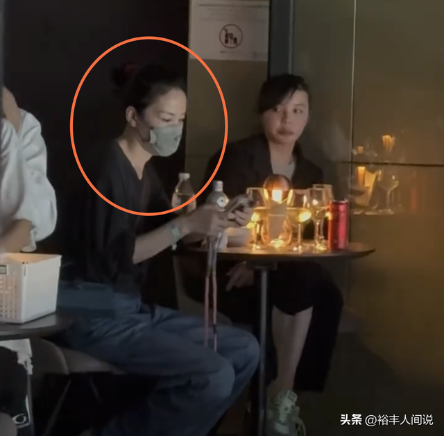 王菲现身谢霆锋演唱会！妆扮素净坐在角落，55岁的年纪看起来像30