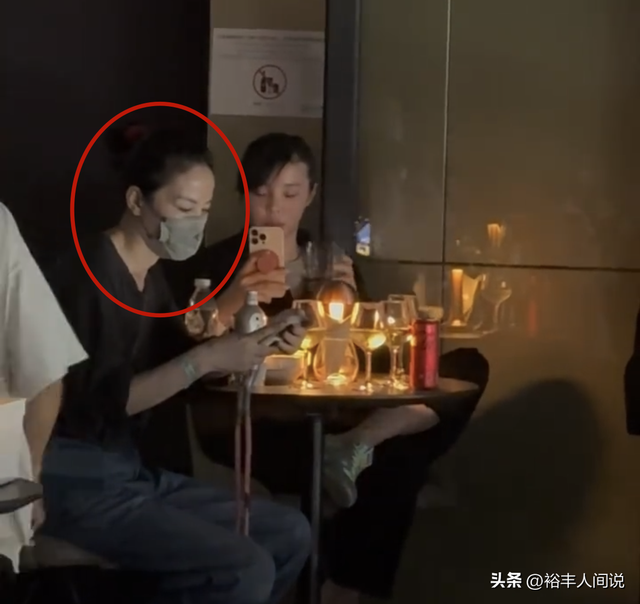 王菲现身谢霆锋演唱会！妆扮素净坐在角落，55岁的年纪看起来像30