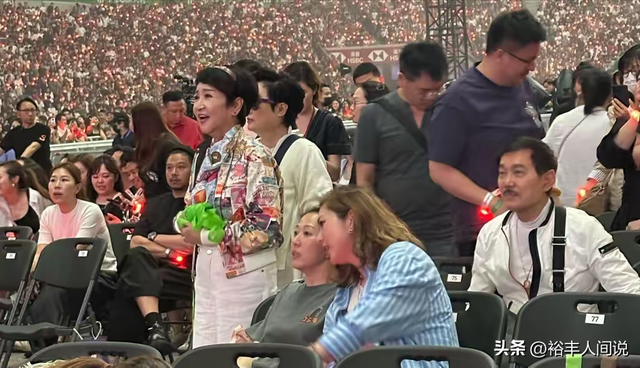 王菲现身谢霆锋演唱会！妆扮素净坐在角落，55岁的年纪看起来像30
