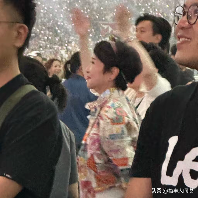 王菲现身谢霆锋演唱会！妆扮素净坐在角落，55岁的年纪看起来像30