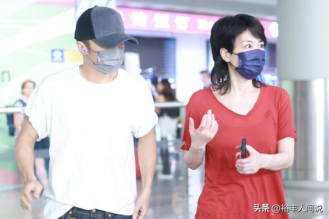 王菲现身谢霆锋演唱会！妆扮素净坐在角落，55岁的年纪看起来像30