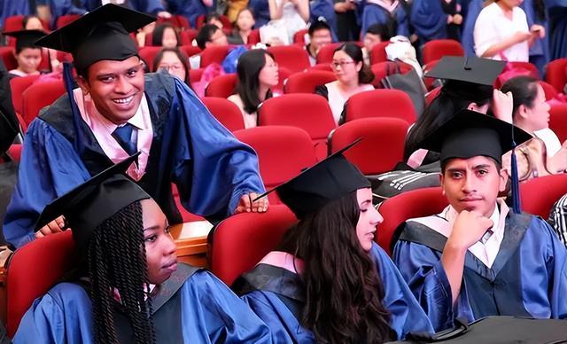 江西年夜
学留门生群殴中国门生：言词欺侮、气势嚣张，学校求助
回应
